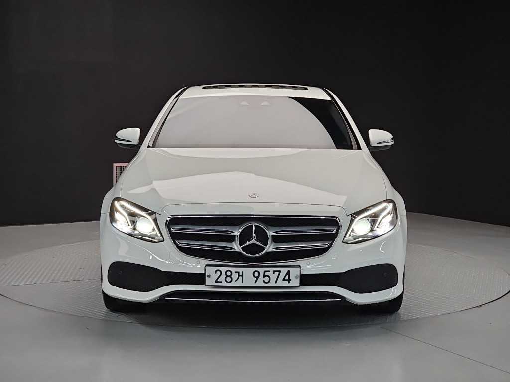 벤츠 E 클래스 E220d 익스클루시브 사진 2/18