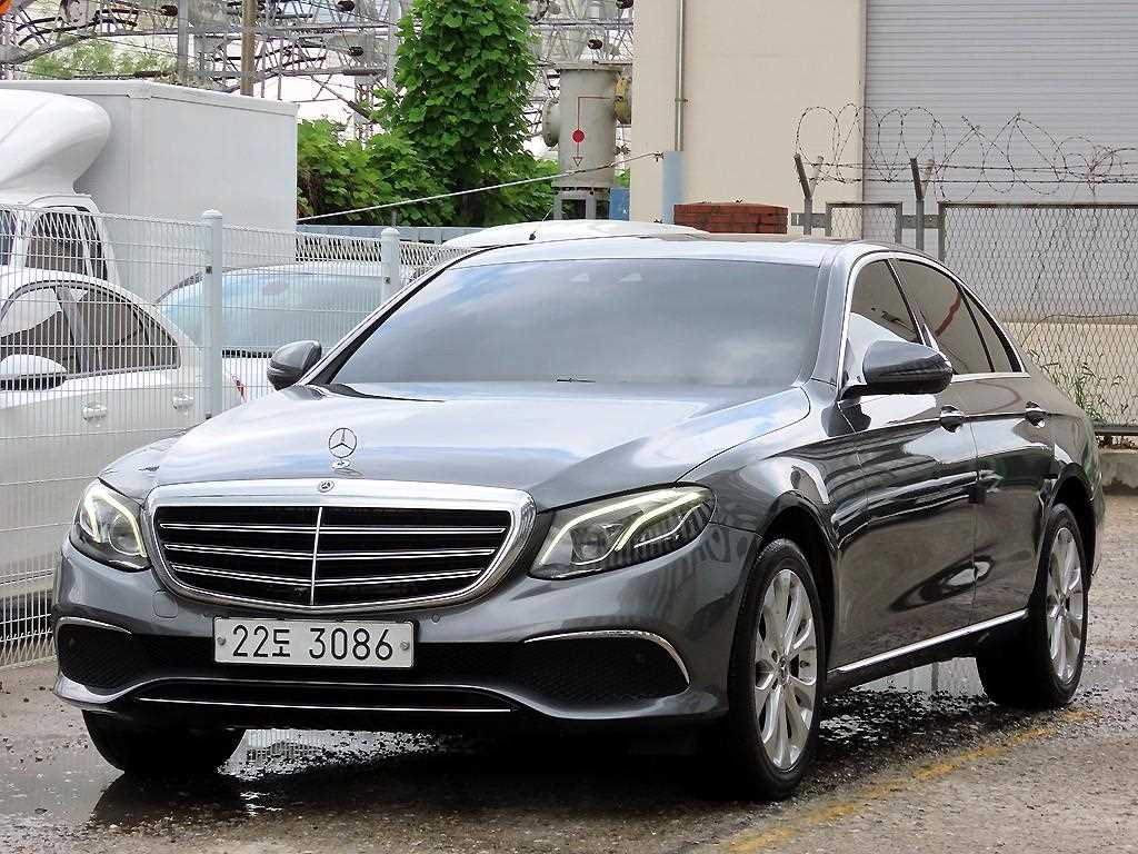 벤츠 E 클래스 E300 4MATIC 아방가르드 사진 2/20