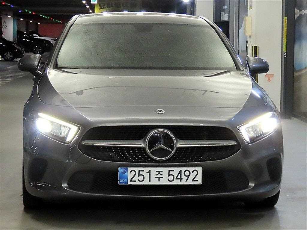벤츠 A 클래스 A200d 세단 사진 2/18