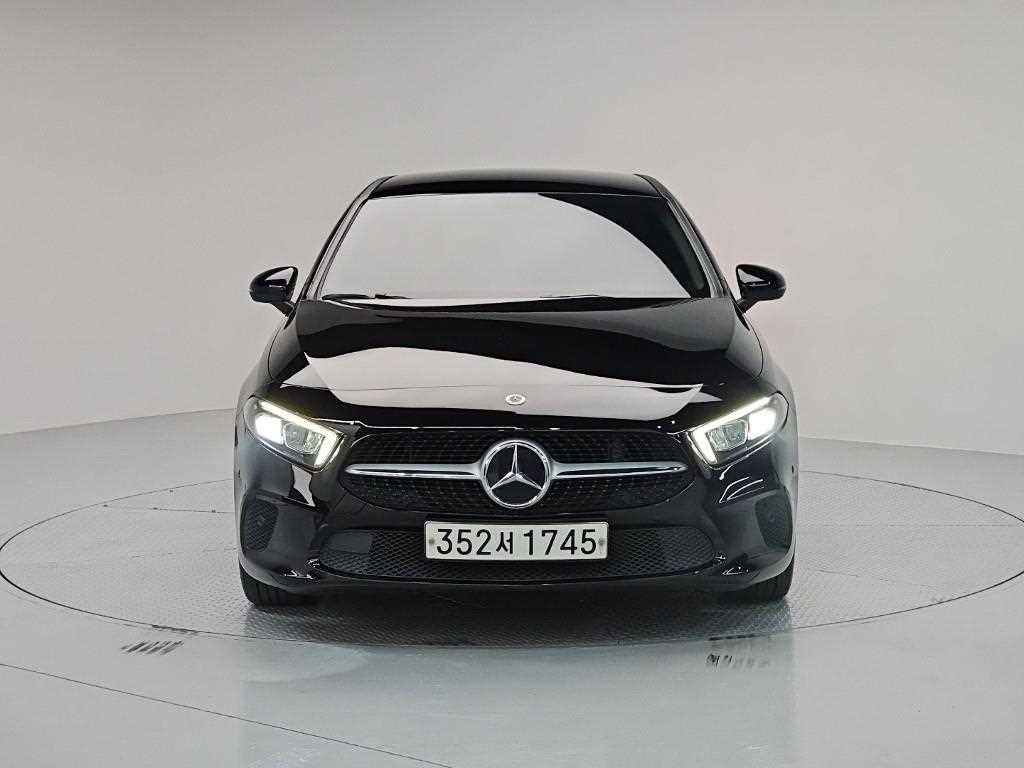 벤츠 A 클래스 A200d 세단 사진 2/18