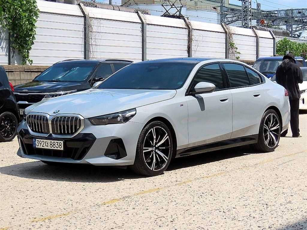 BMW 5시리즈 530i xDrive M 스포츠 사진 2/20