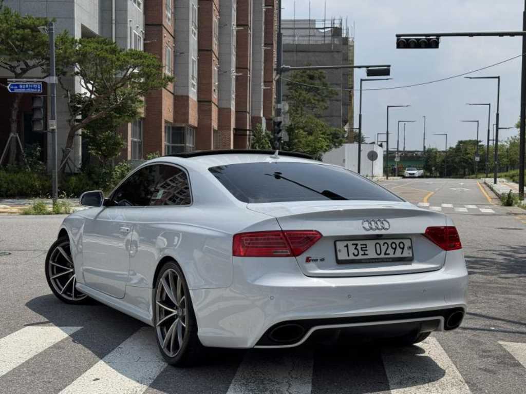 아우디 RS5 4.2 FSI 콰트로 사진 2/17