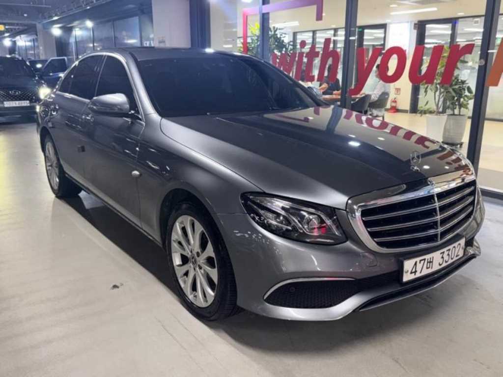 벤츠 E 클래스 E220d 4MATIC 익스클루시브 사진 2/20