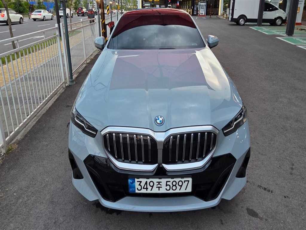 BMW 5시리즈 530e M 스포츠 사진