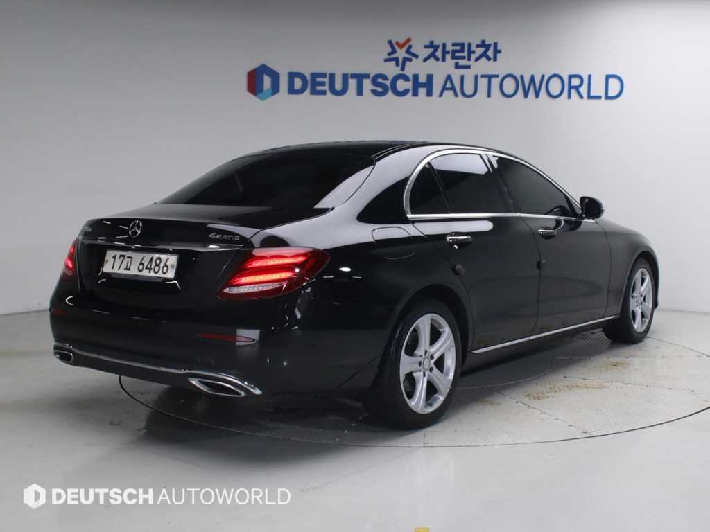 벤츠 E 클래스 E220d 4MATIC 아방가르드 사진 2/20