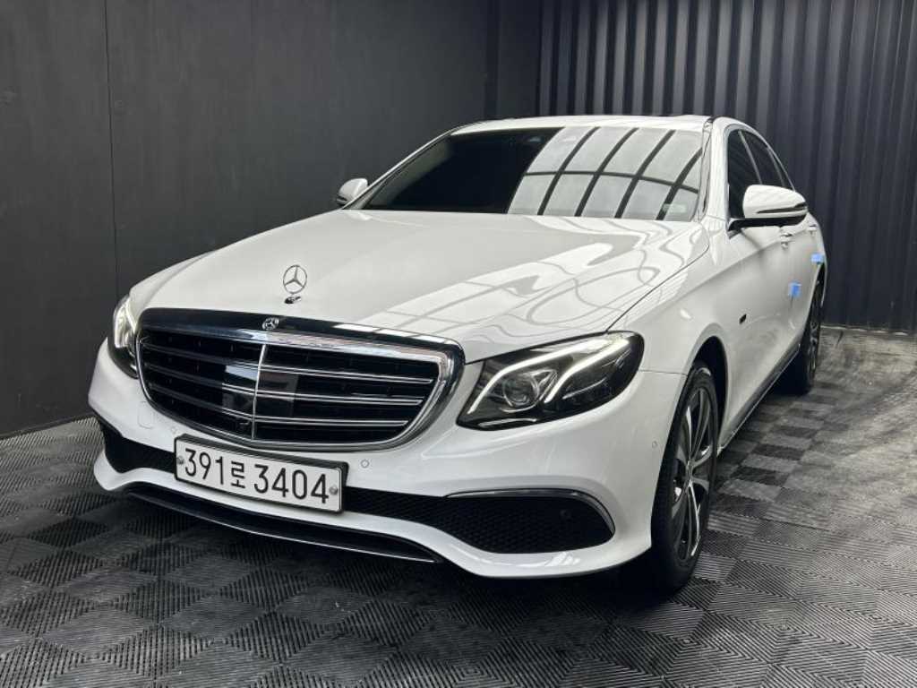 벤츠 E 클래스 E300e 4MATIC 익스클루시브 사진 2/19