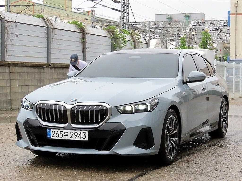 BMW 5시리즈 520i M 스포츠 사진 2/20