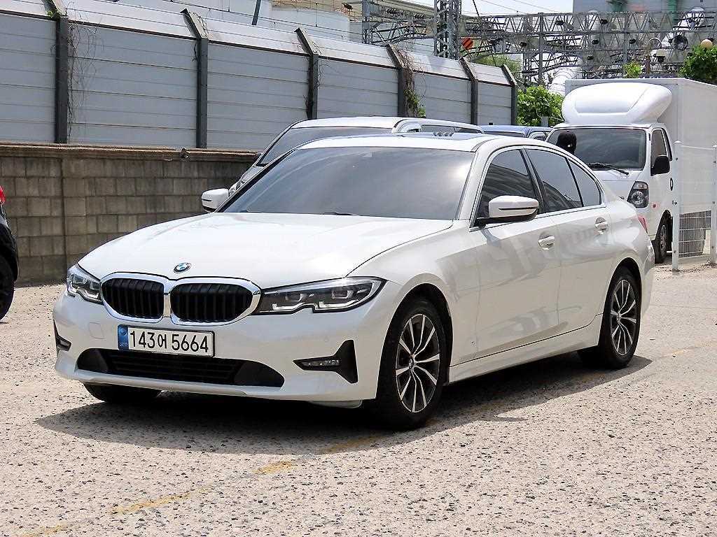 BMW 3시리즈 320i M 스포츠 사진 2/20