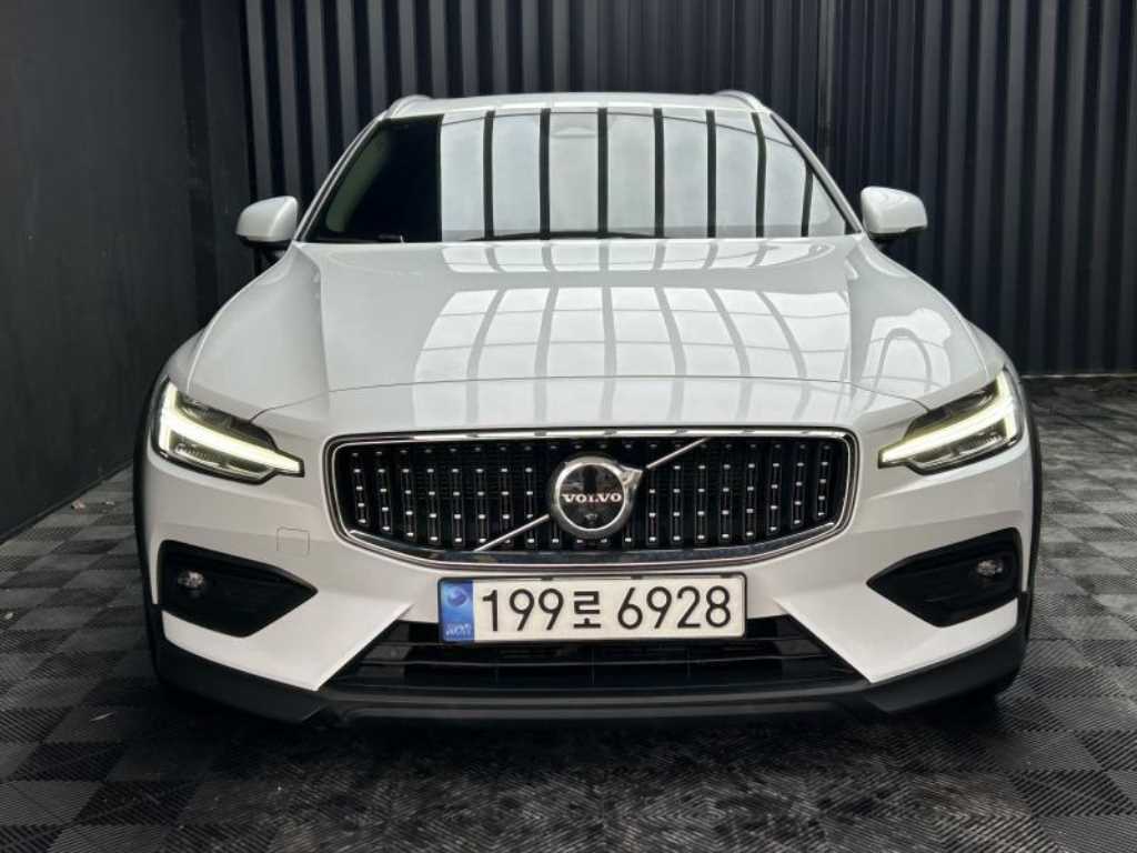 V60 크로스 컨트리 2세대 2.0 B5 얼티메이트 AWD 2023년식