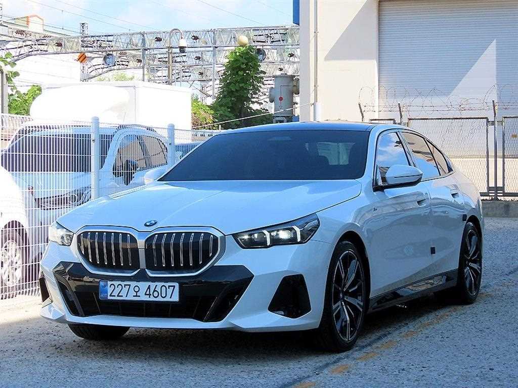 BMW 5시리즈 530i xDrive M 스포츠 사진 2/20