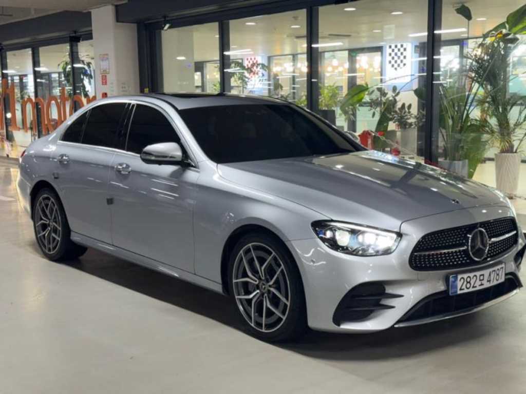 벤츠 E 클래스 E220d 4MATIC AMG라인 사진 2/19