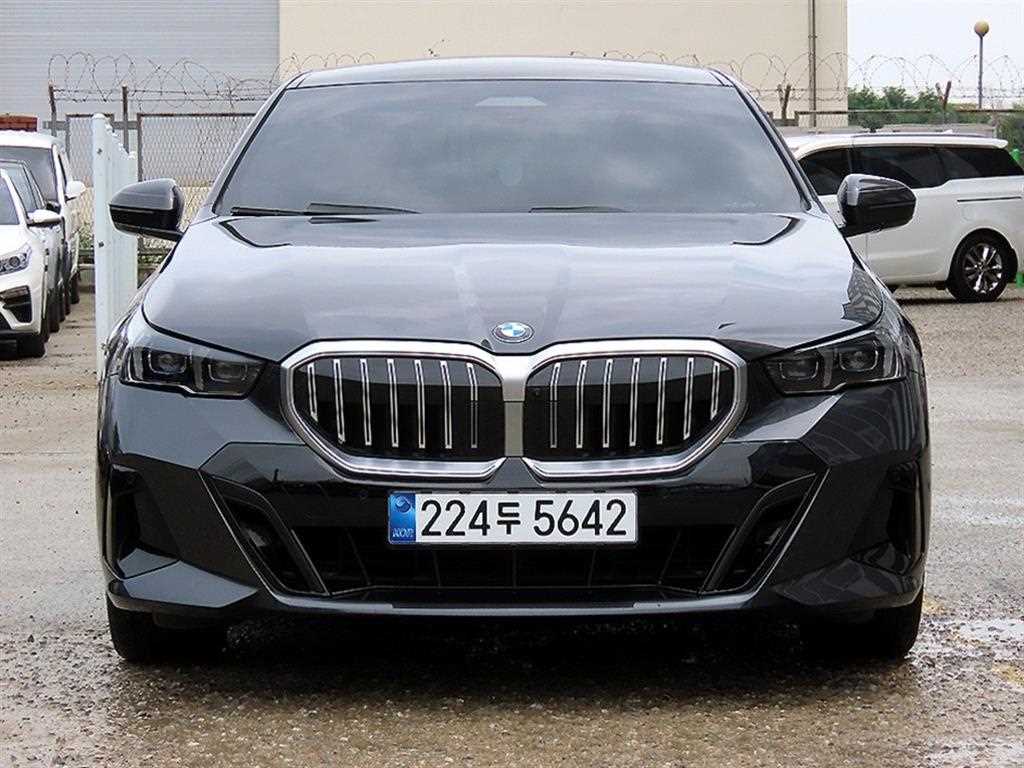 BMW 5시리즈 520i M 스포츠 사진