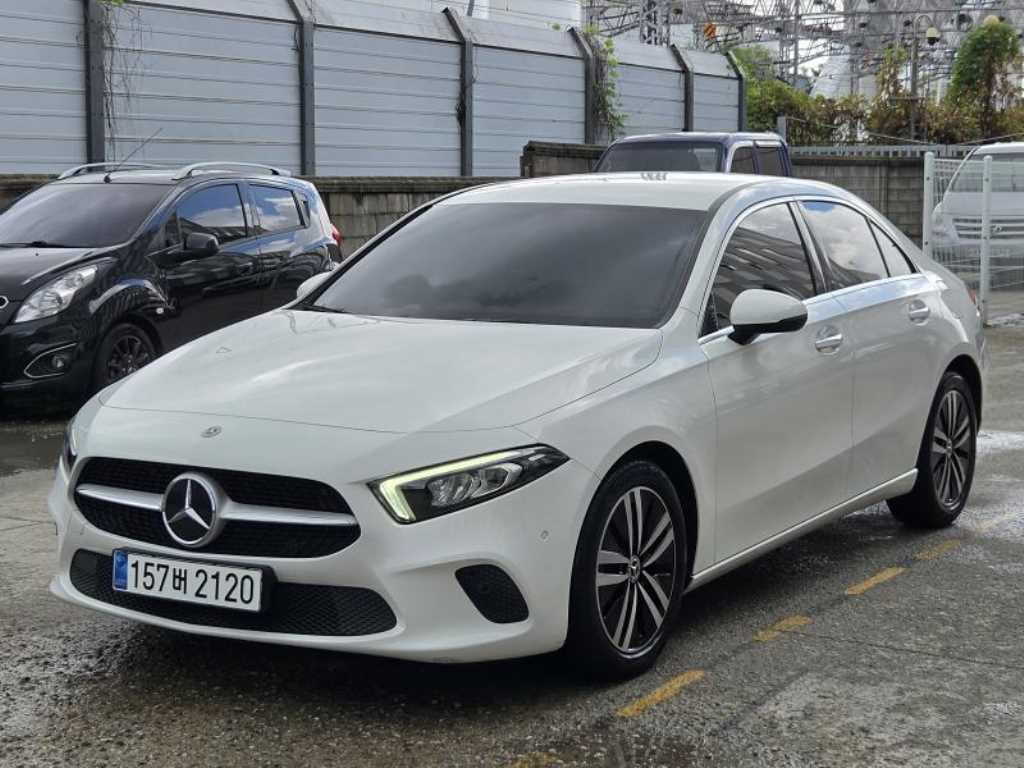 벤츠 A 클래스 A200d 세단 사진 2/19