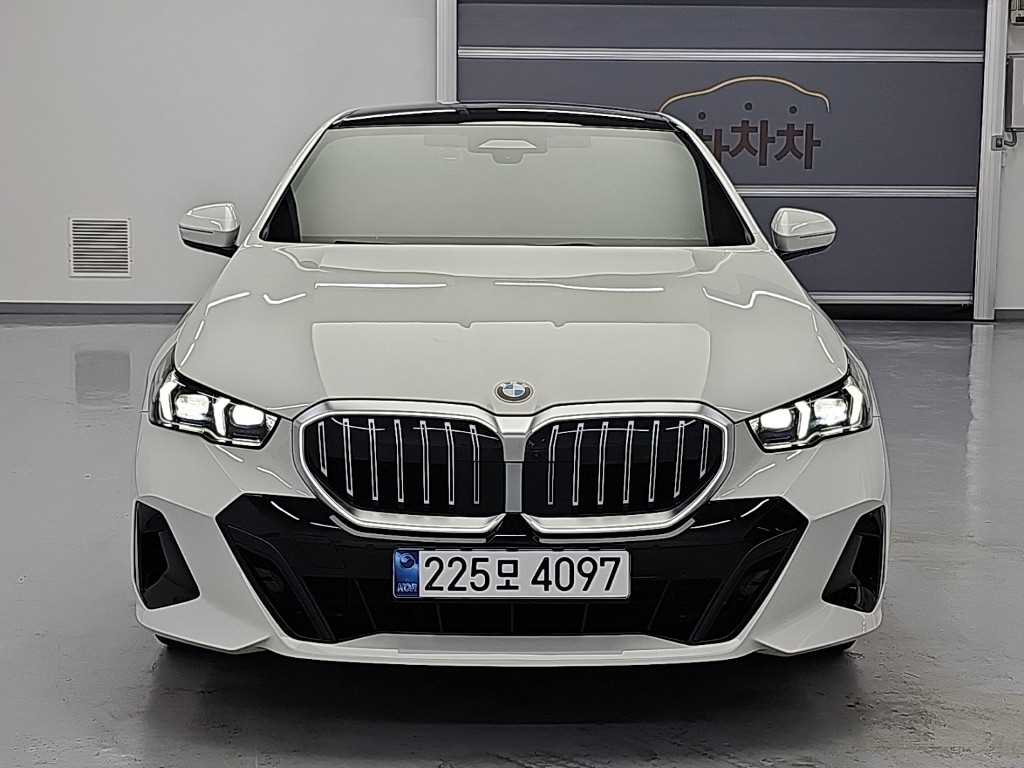 BMW 5시리즈 530i xDrive M 스포츠 사진 2/19
