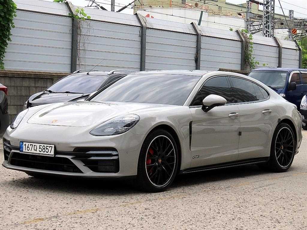 포르쉐 파나메라 4.0 GTS 사진 2/18