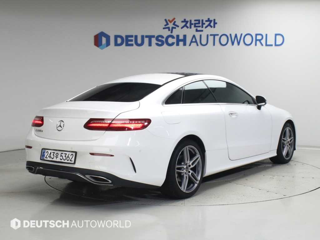 벤츠 E 클래스 E220d 쿠페 사진 2/20