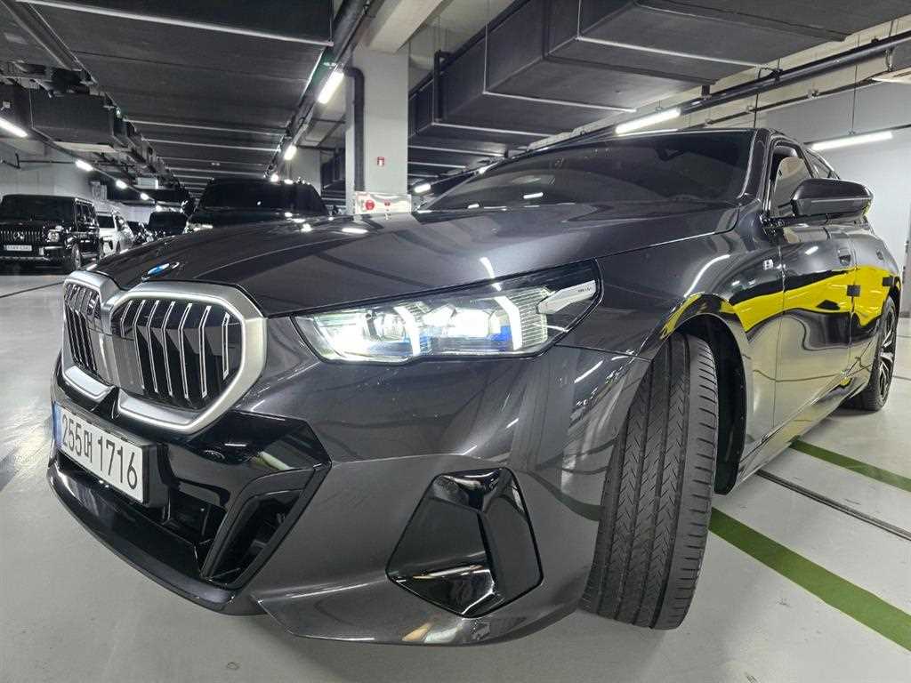 BMW 5시리즈 530i xDrive M 스포츠 사진