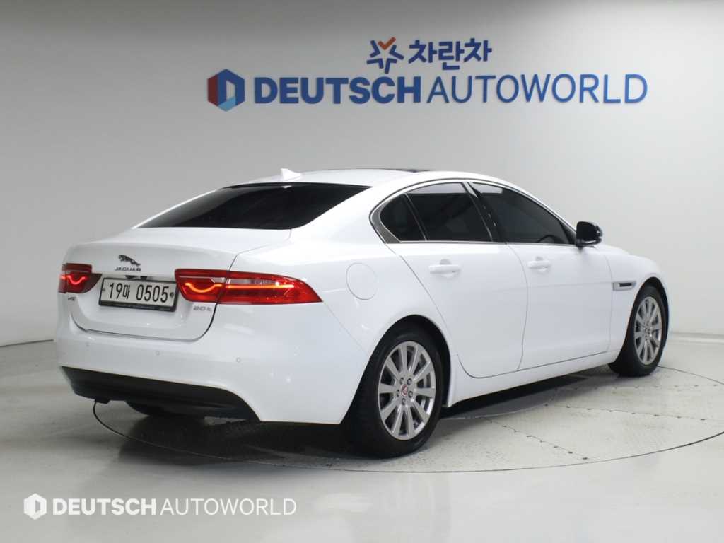 재규어 XE 2.0T 프레스티지 사진 2/20