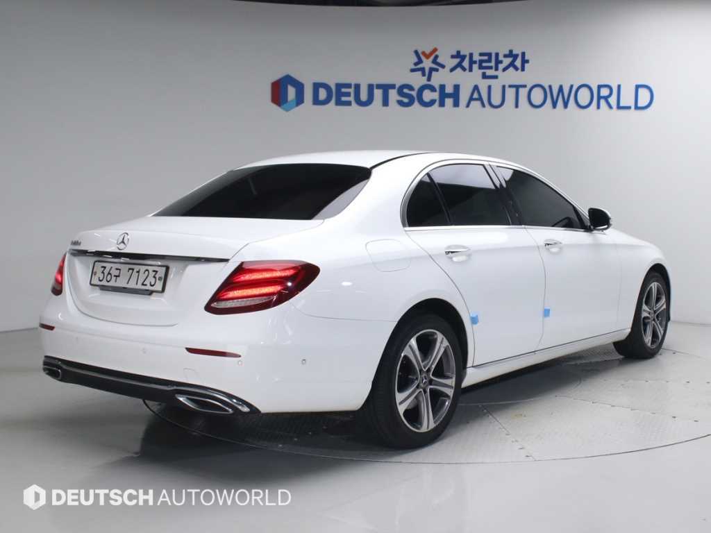 벤츠 E 클래스 E220d 아방가르드 사진 2/20