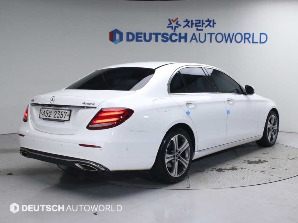 벤츠 E 클래스 E300 4MATIC 익스클루시브 사진 2/20