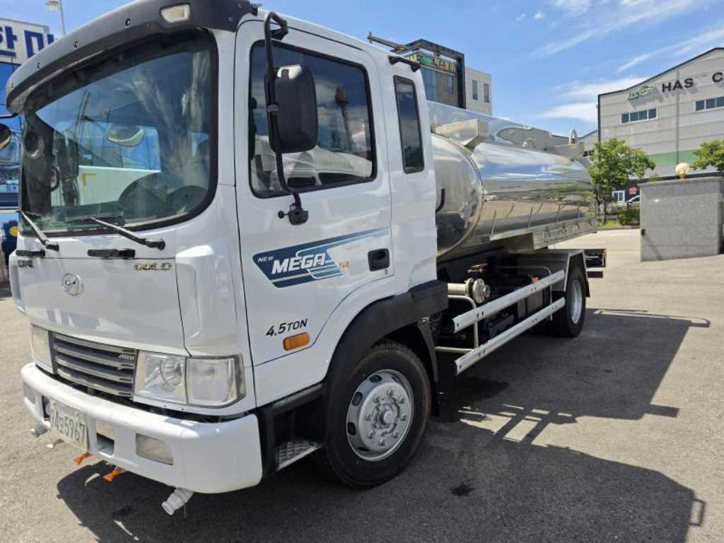 현대 살수차 메가트럭 스텐탱크 수동 - 중고 트럭 매물 이미지