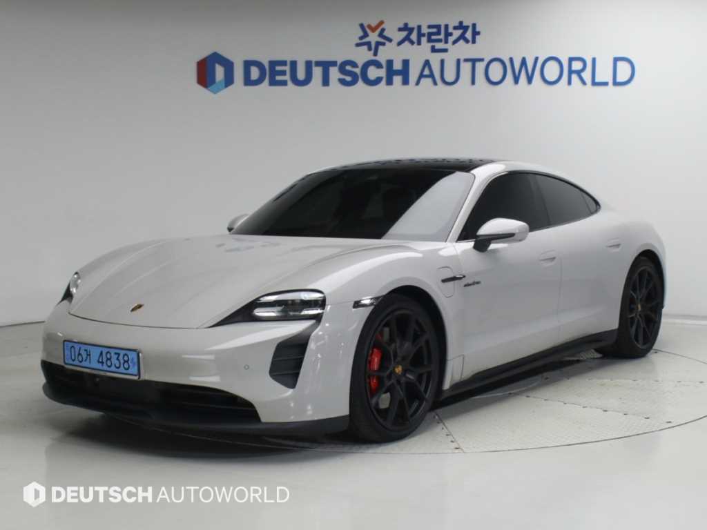 포르쉐 타이칸 GTS 사진