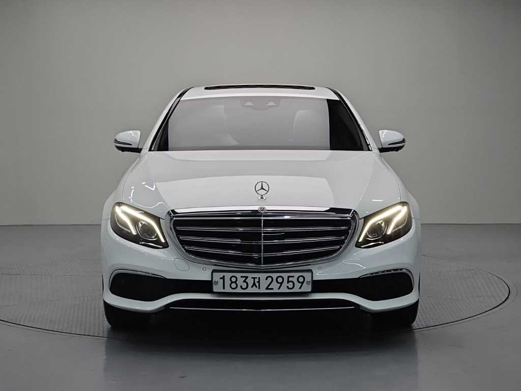 벤츠 E 클래스 E300 4MATIC 익스클루시브 사진 2/19