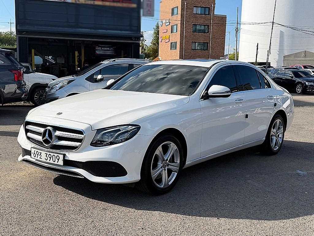 벤츠 E 클래스 E220d 아방가르드 사진 2/20