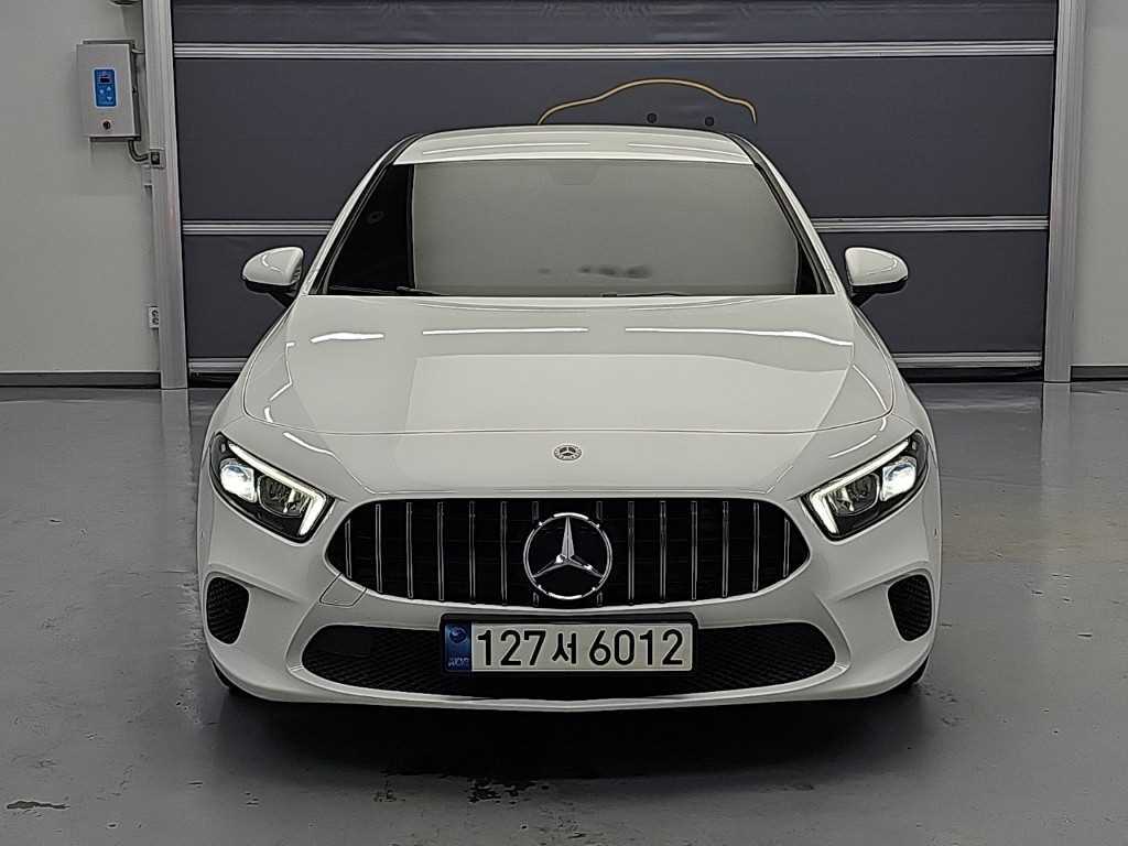 벤츠 A 클래스 A200d 세단 사진 2/19