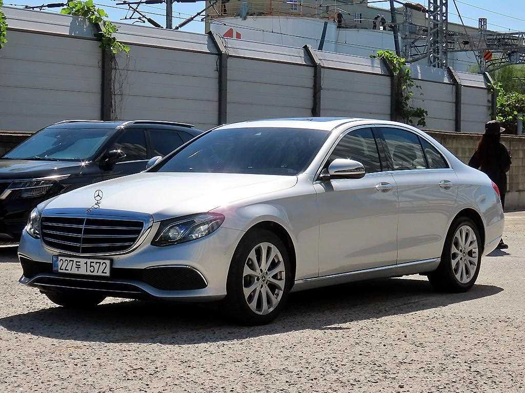 벤츠 E 클래스 E220d 아방가르드 사진 2/20