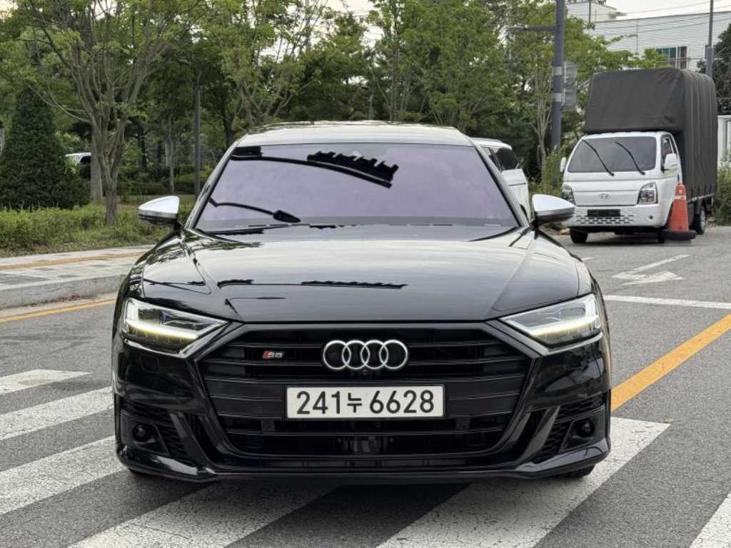아우디 S8 4.0 TFSI 콰트로 LWB 사진 2/20