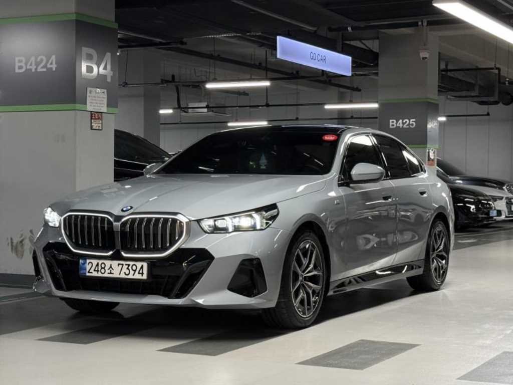 BMW 5시리즈 520i M 스포츠 사진
