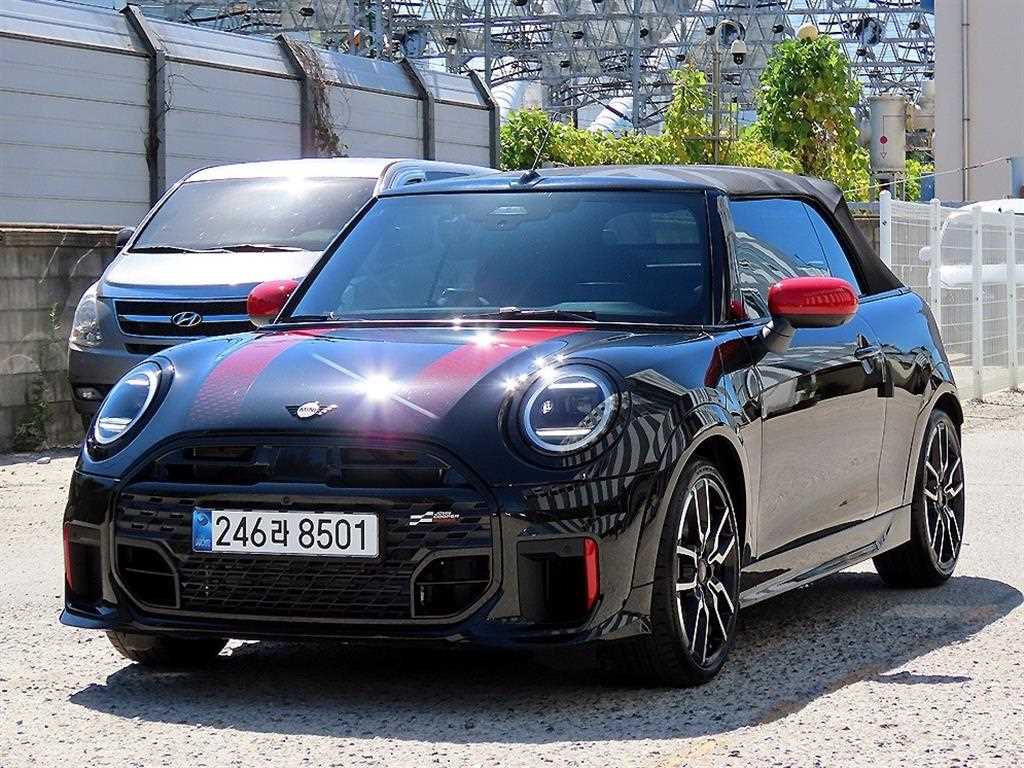 MINI 쿠퍼 컨버터블 JCW 사진 2/20