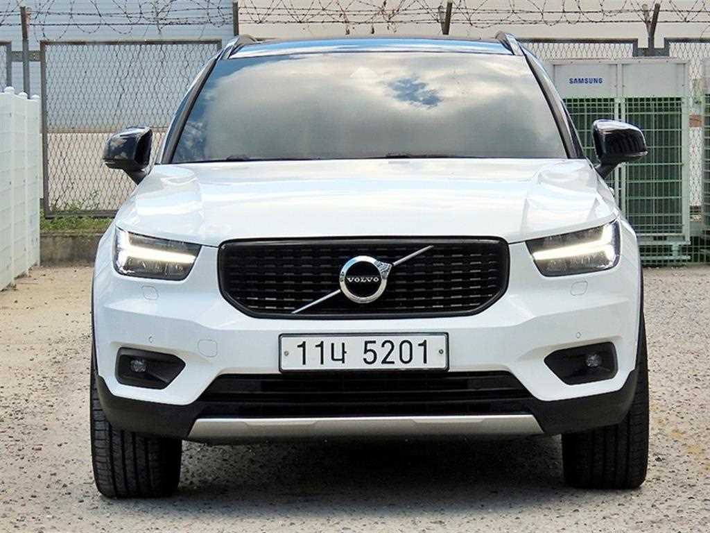 볼보 XC40 T4 4WD 모멘텀 사진