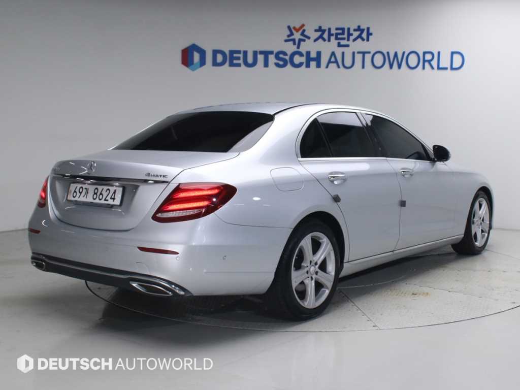 벤츠 E 클래스 E220d 4MATIC 익스클루시브 사진 2/20