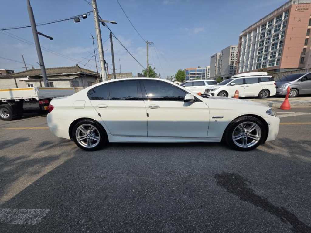 BMW 5시리즈 530d xDrive M 에어로 다이나믹 사진 2/20