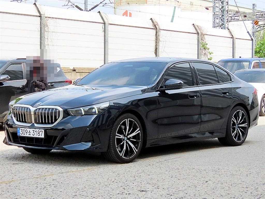 BMW 5시리즈 530i xDrive M 스포츠 사진 2/20