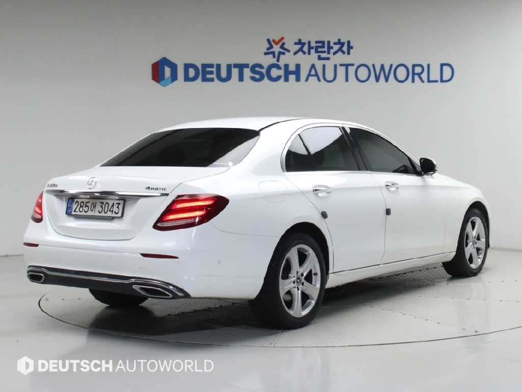벤츠 E 클래스 E220d 4MATIC 아방가르드 사진 2/20
