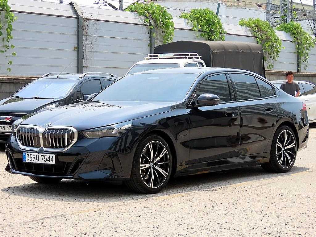 BMW 5시리즈 530e M 스포츠 사진 2/18