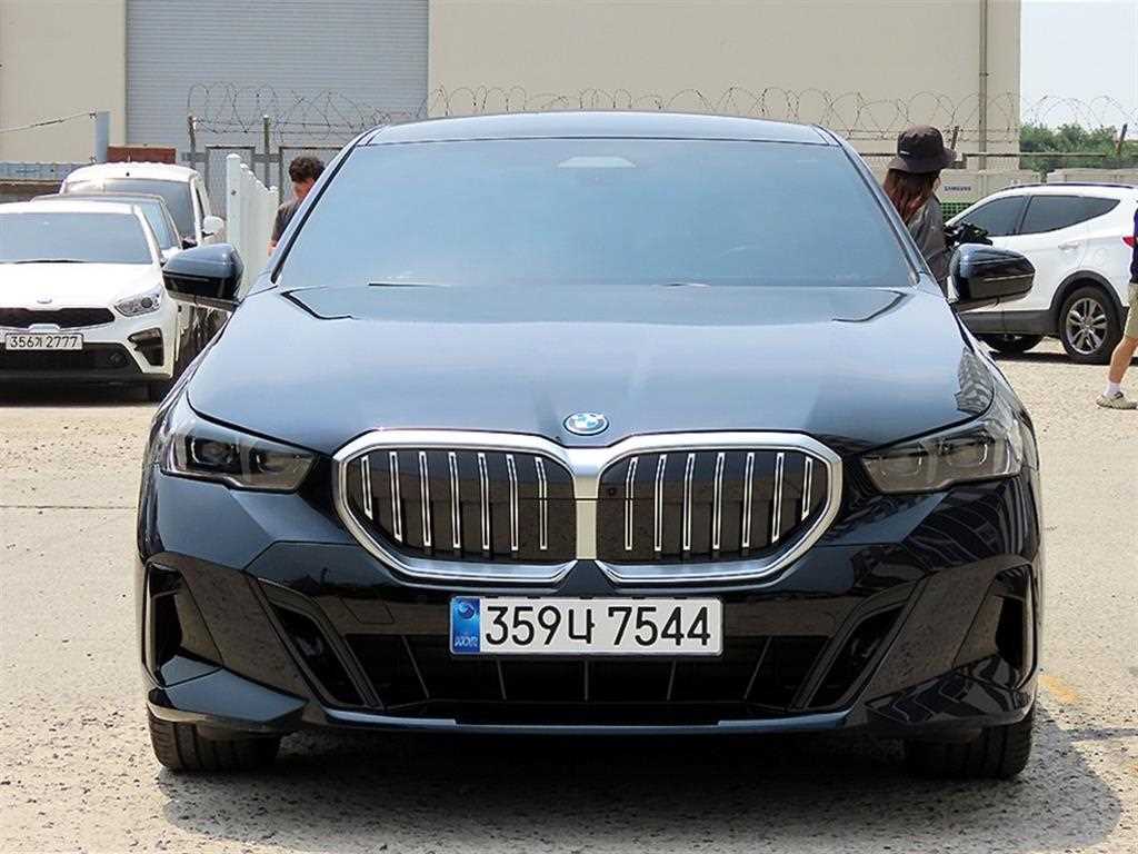 BMW 5시리즈 530e M 스포츠 사진