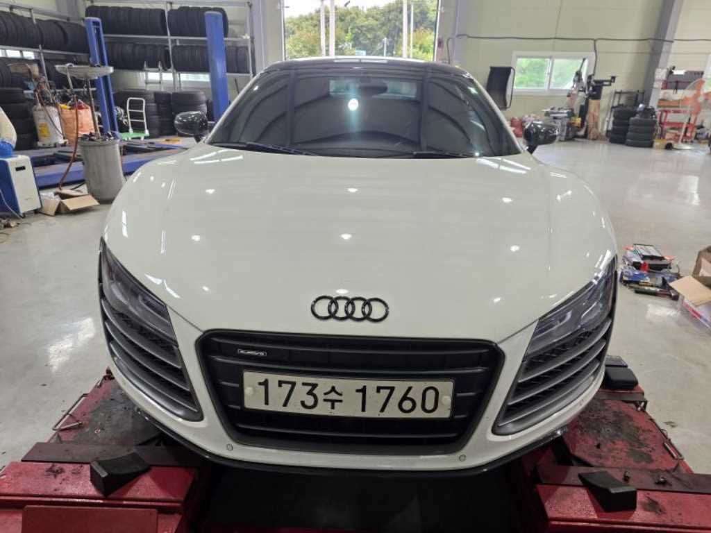 아우디 R8 5.2 V10 쿠페 사진