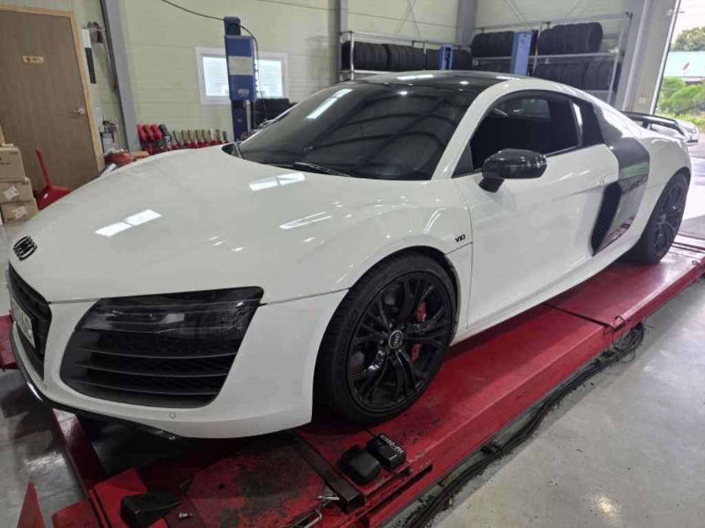 아우디 R8 5.2 V10 쿠페 사진 2/18