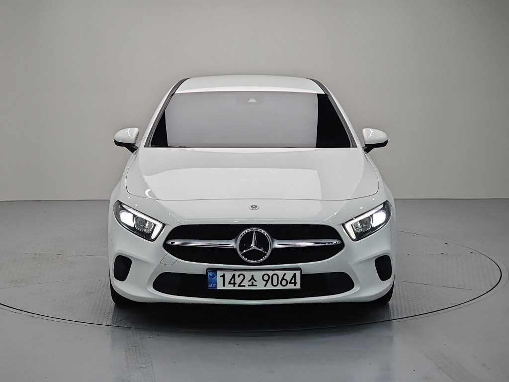 벤츠 A 클래스 A200d 세단 사진 2/19