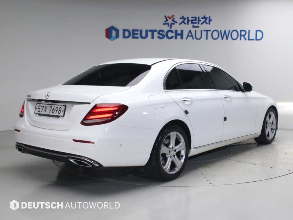 벤츠 E 클래스 E220d 아방가르드 사진 2/20