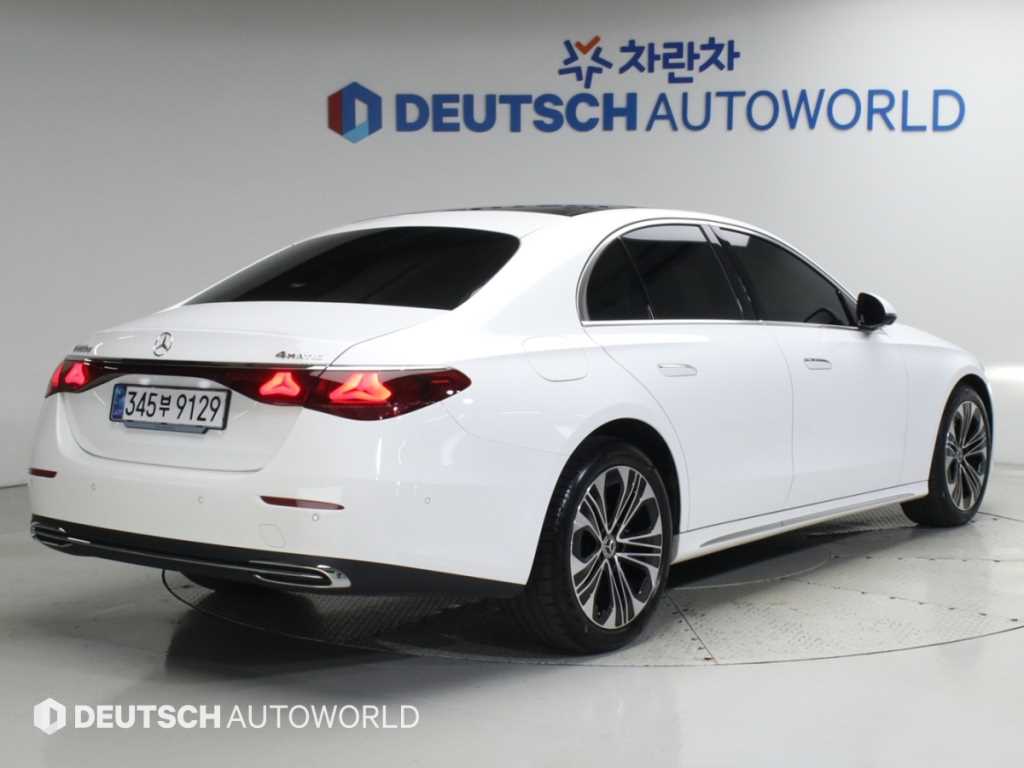 벤츠 E 클래스 E220d 4MATIC 익스클루시브 사진 2/20