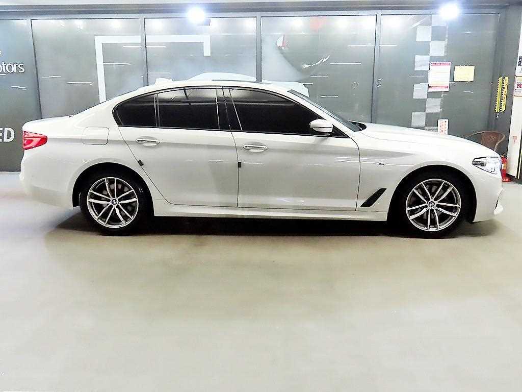BMW 5시리즈 520d M 스포츠 플러스 사진 2/19