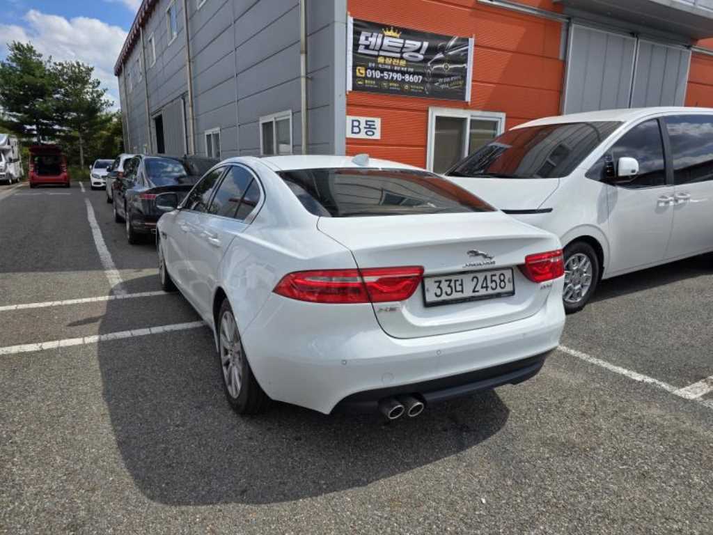 재규어 XE 2.0D 프레스티지 사진 2/8