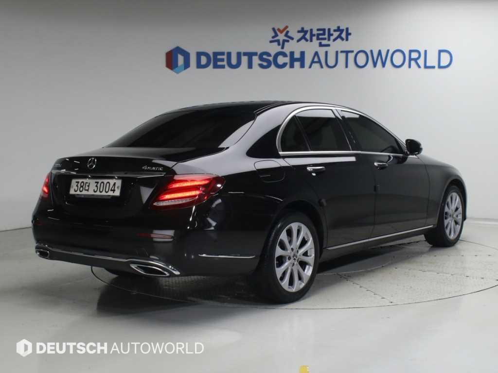 벤츠 E 클래스 E220d 4MATIC 아방가르드 사진 2/20