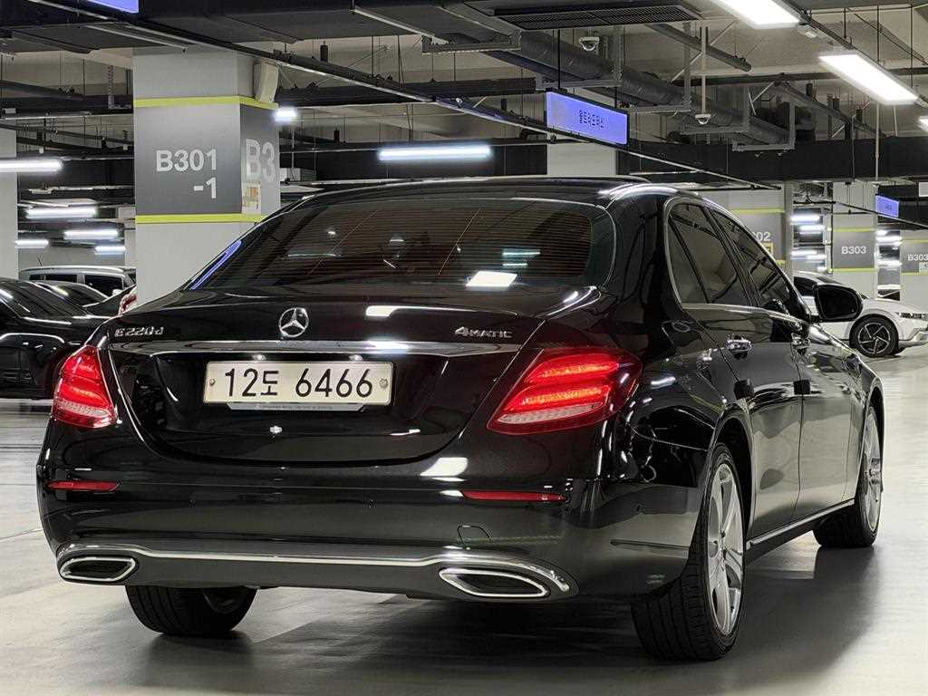 벤츠 E 클래스 E220d 4MATIC 아방가르드 사진 2/20