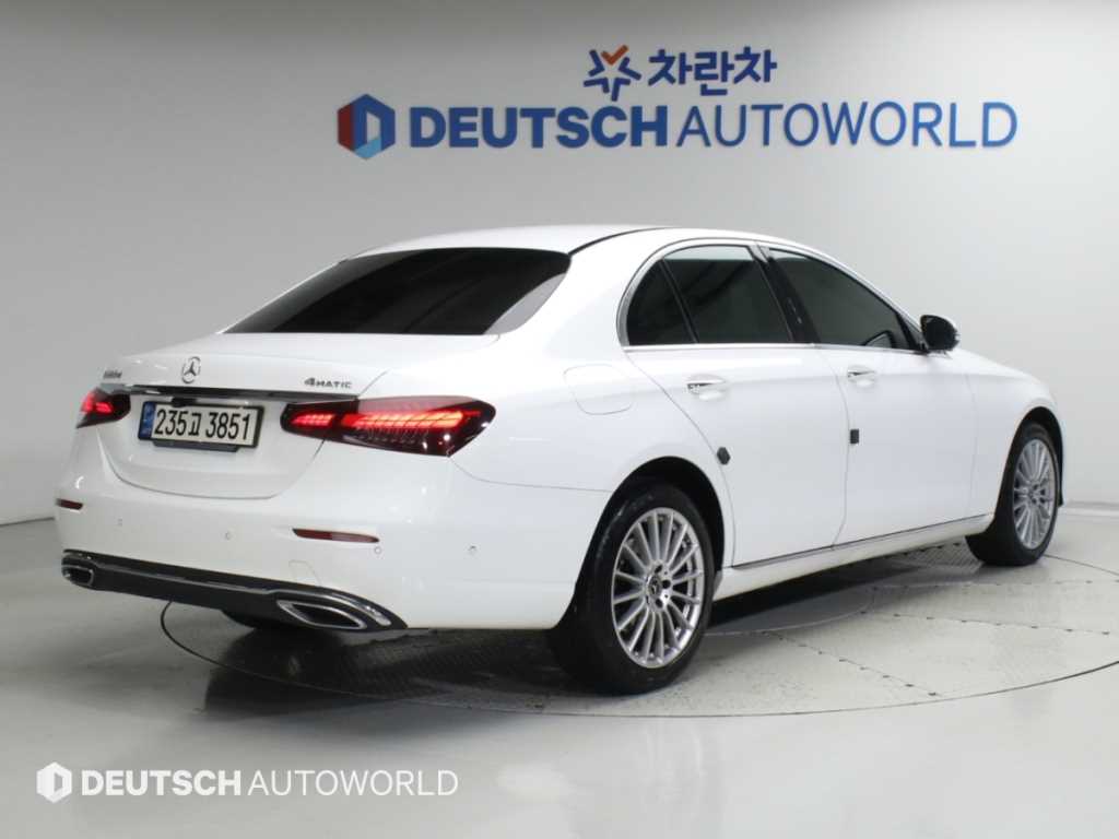 벤츠 E 클래스 E220d 4MATIC 익스클루시브 사진 2/20
